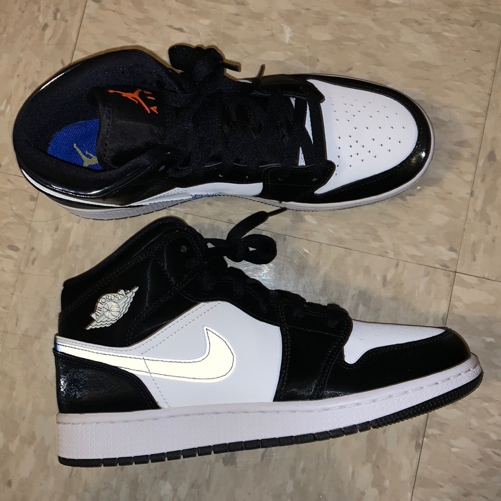 Jordan mids. Size - (kids)boys 7 / women’s 6/6.5